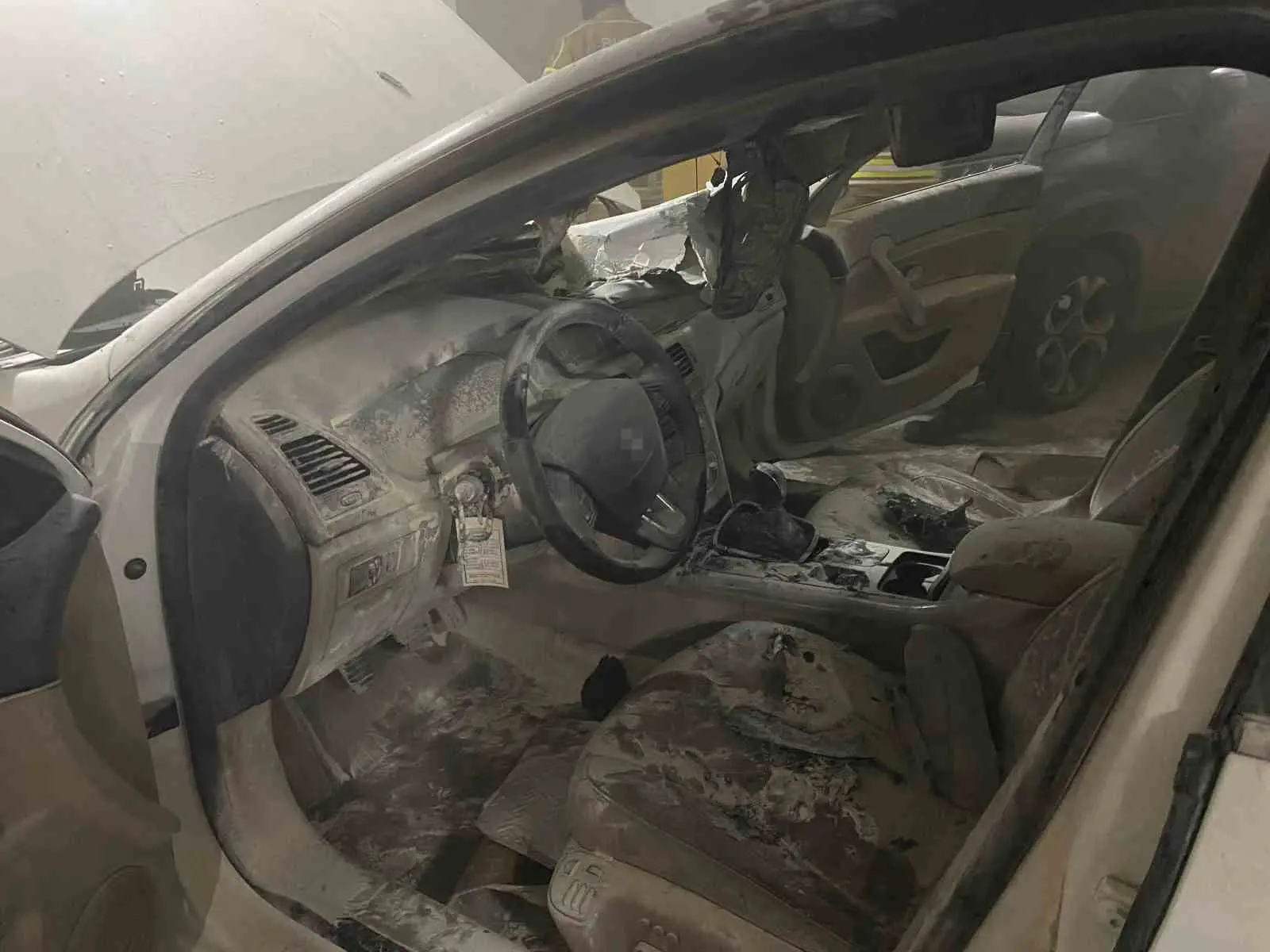 Bursa’nın Mudanya ilçesinde bir sitenin kapalı otoparkında otomobilde çıkan yangın