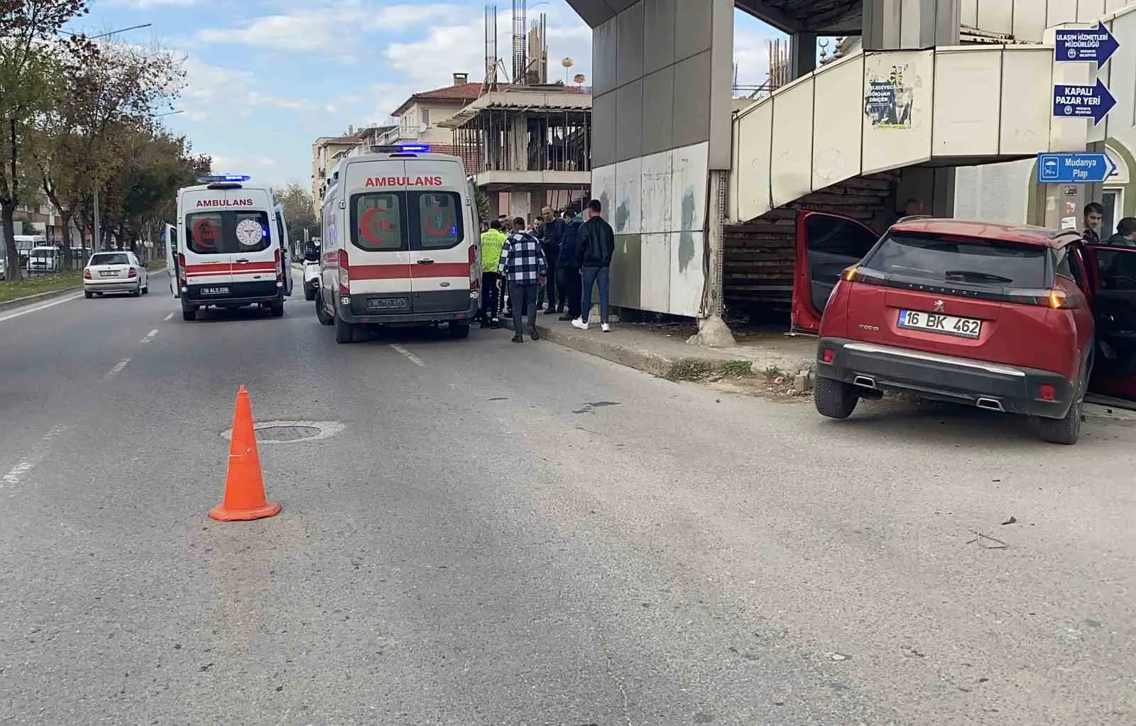 Bursa’nın Mudanya ilçesinde iki cipin çarpışması sonucu biri ağır 5