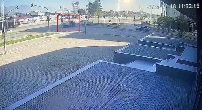 Bursa’da kırmızı ışık ihlali yapan bir otomobilin başka bir araca