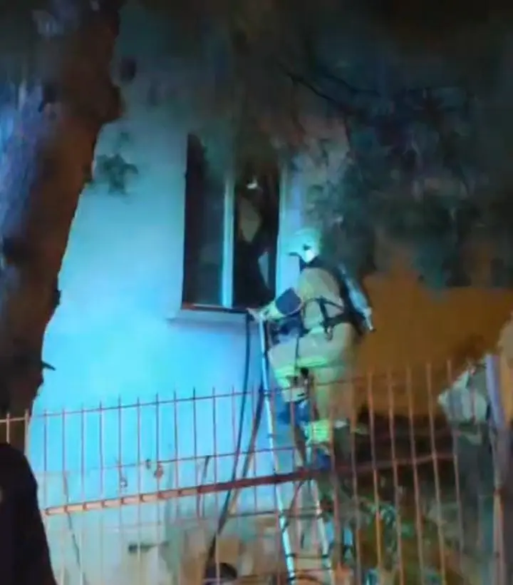 Bursa’da bir apartmanın 2. katında çıkan yangında yoğun duman arasında