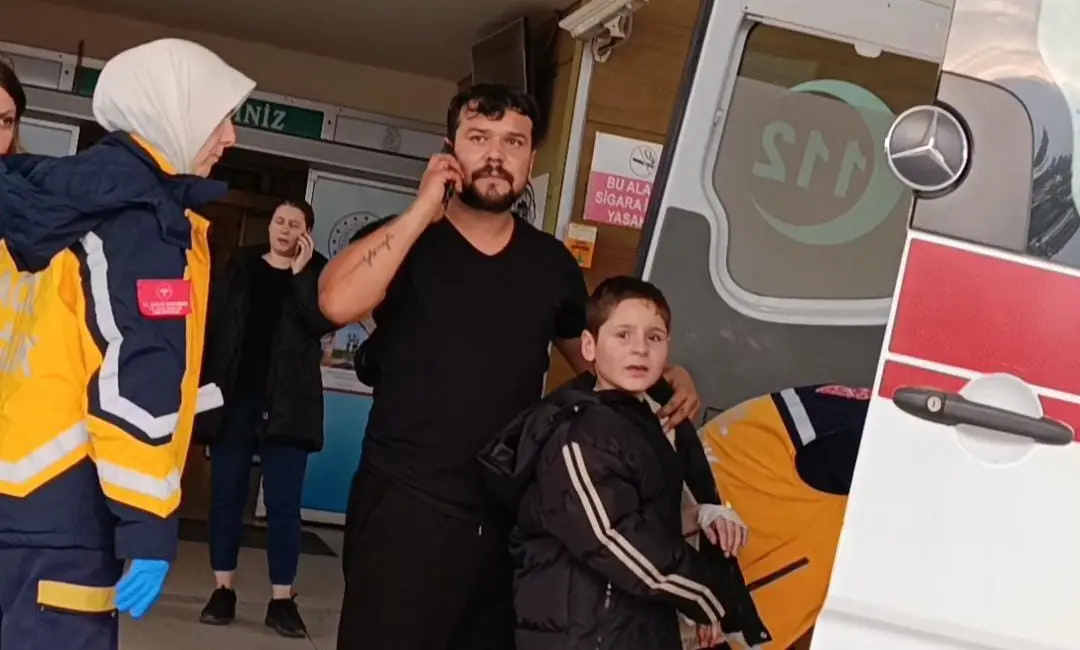 Bursa’nın İnegöl ilçesinde nacakla oynayan küçük çocuğun parmağı kopma noktasına