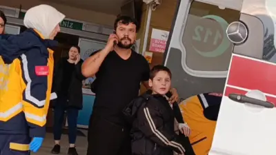 Bursa’nın İnegöl ilçesinde nacakla oynayan küçük çocuğun parmağı kopma noktasına