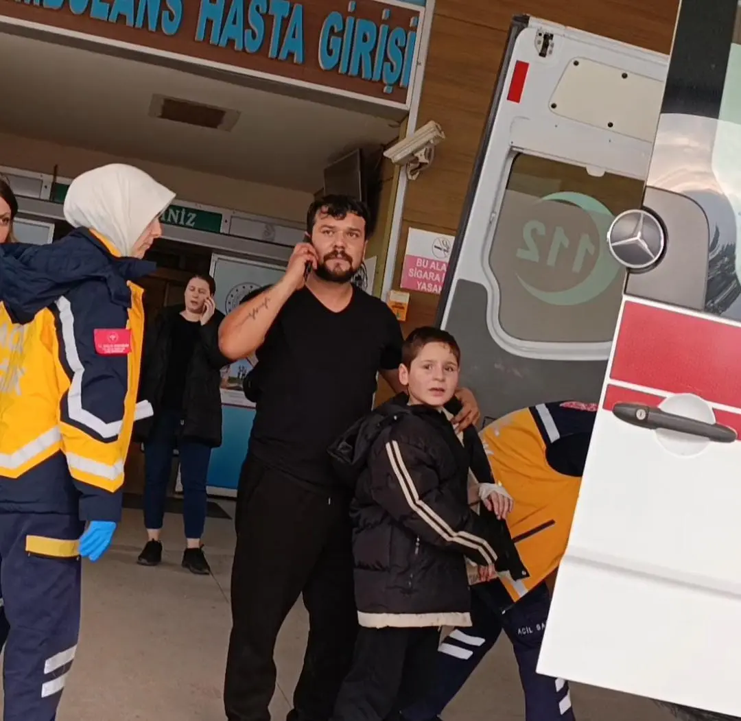 Bursa’nın İnegöl ilçesinde nacakla oynayan küçük çocuğun parmağı kopma noktasına