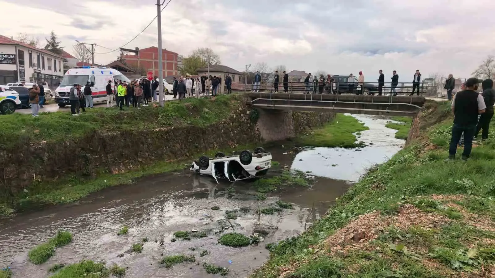 Bursa’nın İnegöl ilçesinde kontrolden çıkarak dere yatağına uçan otomobildeki 3