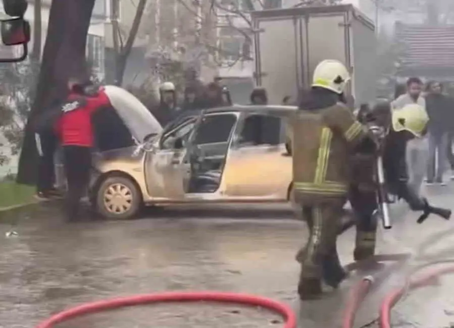 Bursa’nın Osmangazi ilçesinde park halindeki servis midibüsünde çıkan yangın, yanındaki
