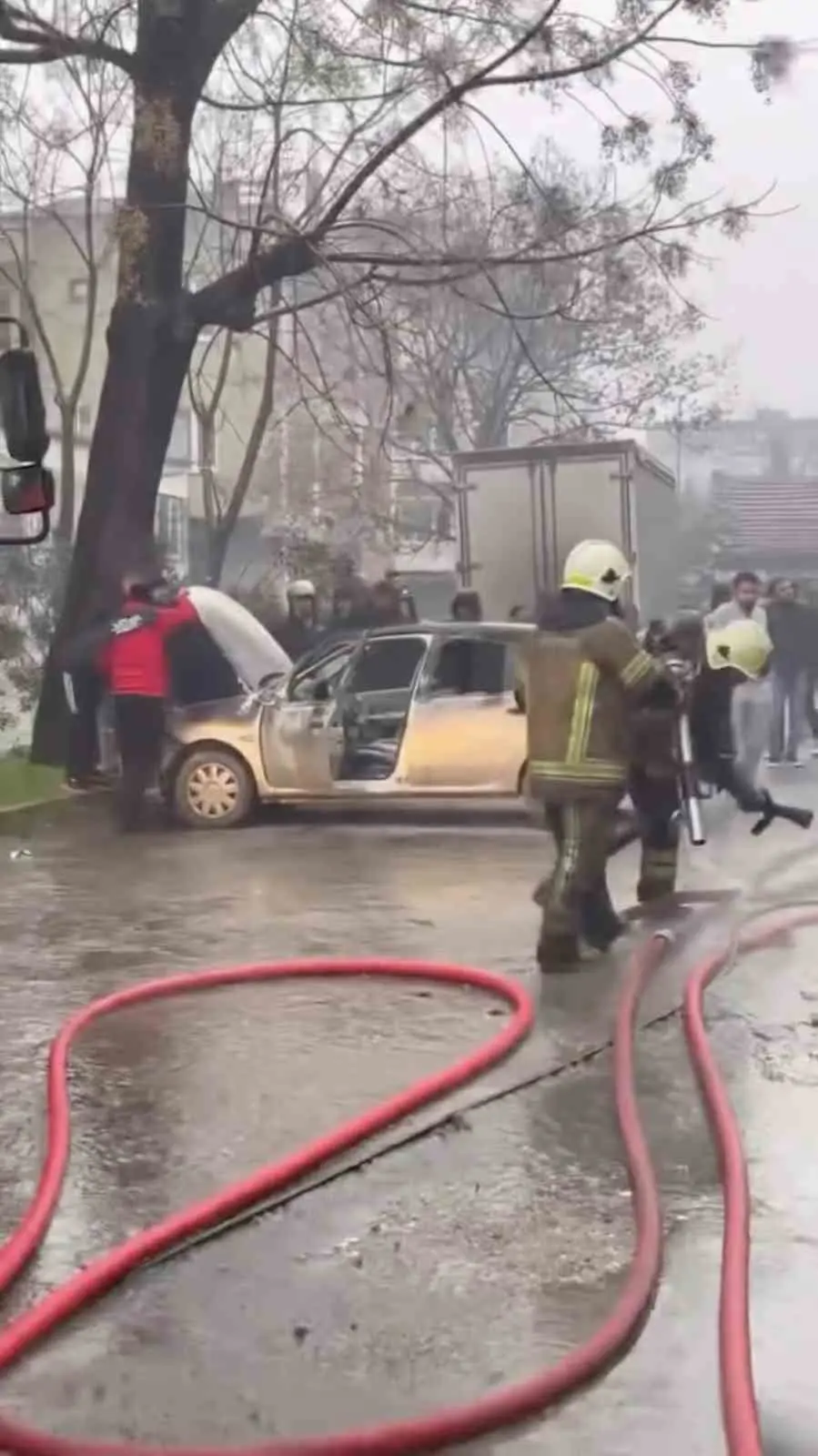 Bursa’nın Osmangazi ilçesinde park halindeki servis midibüsünde çıkan yangın, yanındaki