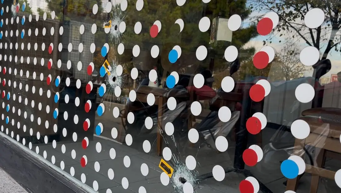 Bursa’nın Nilüfer ilçesinde motosikletli şahıs, bir pizzacıya kurşun yağdırdı. Kurşunların