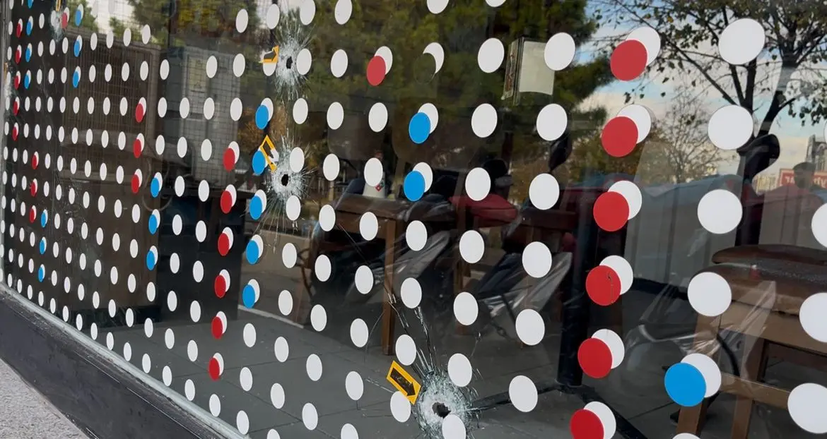 Bursa’nın Nilüfer ilçesinde motosikletli şahıs, bir pizzacıya kurşun yağdırdı. Kurşunların