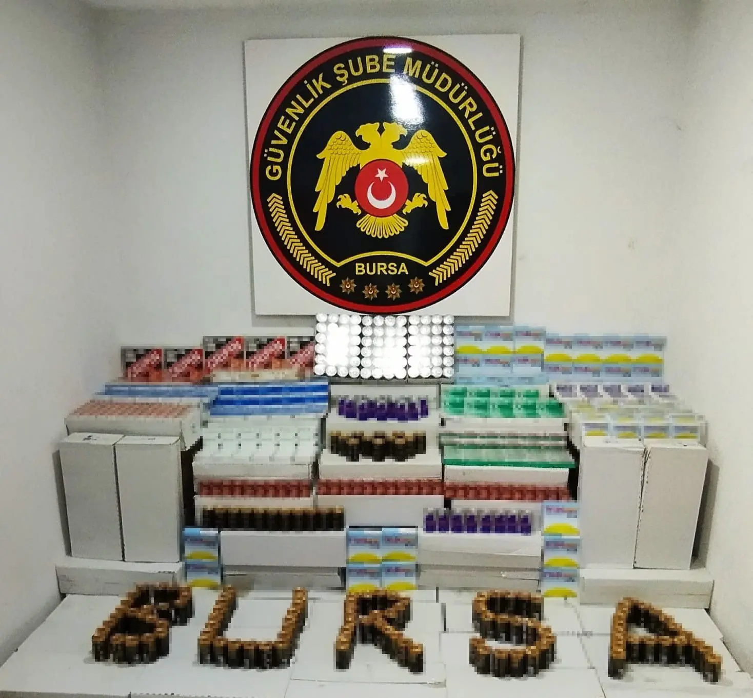 Bursa’da polis ekiplerinin düzenlediği operasyonda, ruhsatsız ve izinsiz satıldığı belirlenen