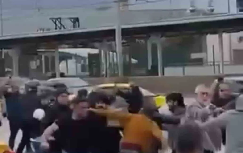 Bursa’da aralarında husumet bulunan iki grup cadde üzerinde karşı karşıya