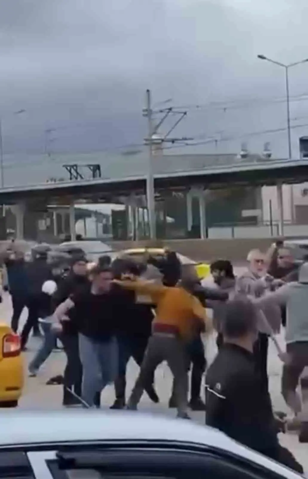 Bursa’da aralarında husumet bulunan iki grup cadde üzerinde karşı karşıya