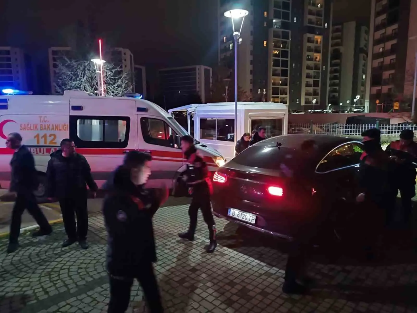 Bursa’da akşam saatlerinde site güvenliğine sığınan kişi göğsünden vurulmuş halde