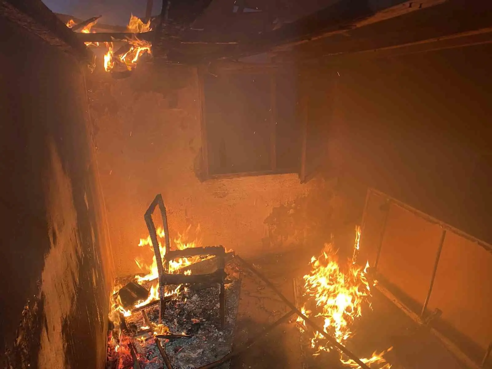 Bursa’nın Mudanya ilçesinde terk edilen eski bir evde çıkan korku