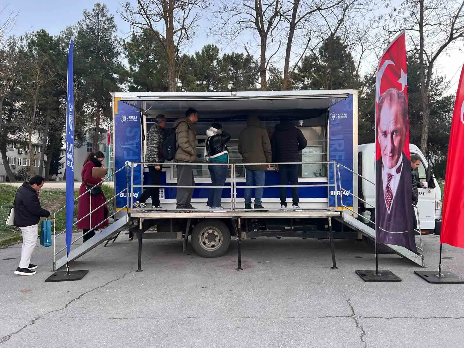 Soğuk kış günlerinde üniversite öğrencilerini yalnız bırakmayan Bursa Büyükşehir Belediyesi,