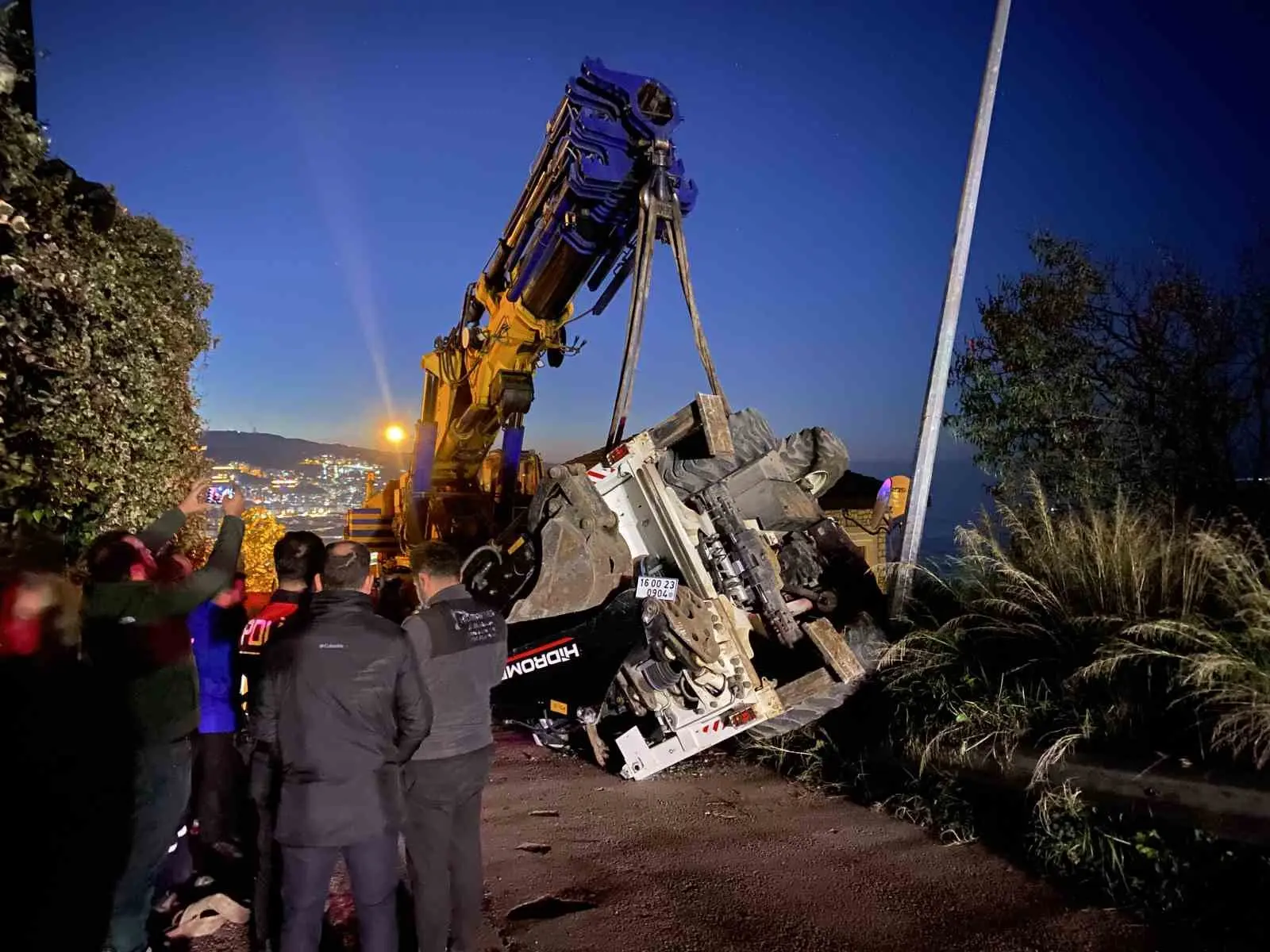 Bursa’nın Mudanya ilçesinde vinçten düşen iş makinesinde maddi hasar meydana