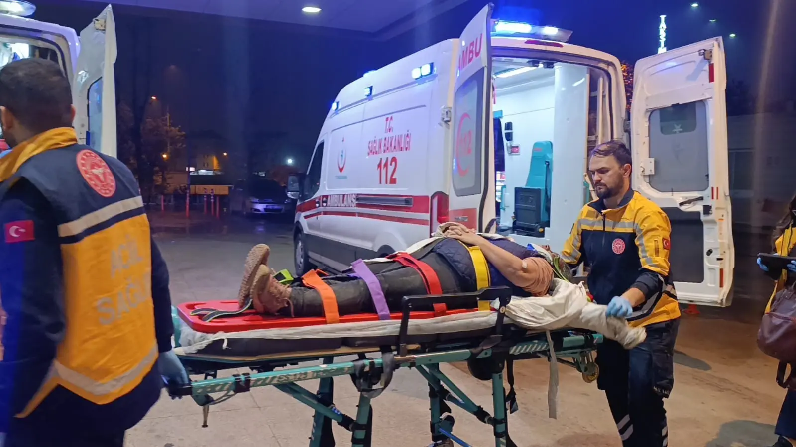 Bursa’nın İnegöl ilçesinde karşıdan karşıya geçmeye çalışan yaya, kamyonetin çarpmasıyla