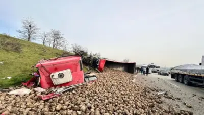 Bursa’da seyir halindeki tırın yol kenarındaki 2 araca çarpması sonucu