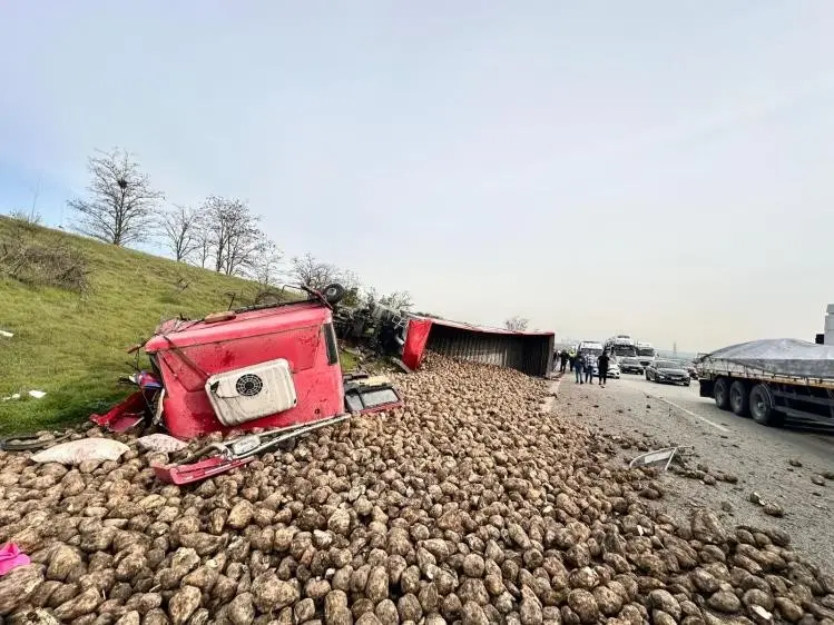 Bursa’da seyir halindeki tırın yol kenarındaki 2 araca çarpması sonucu