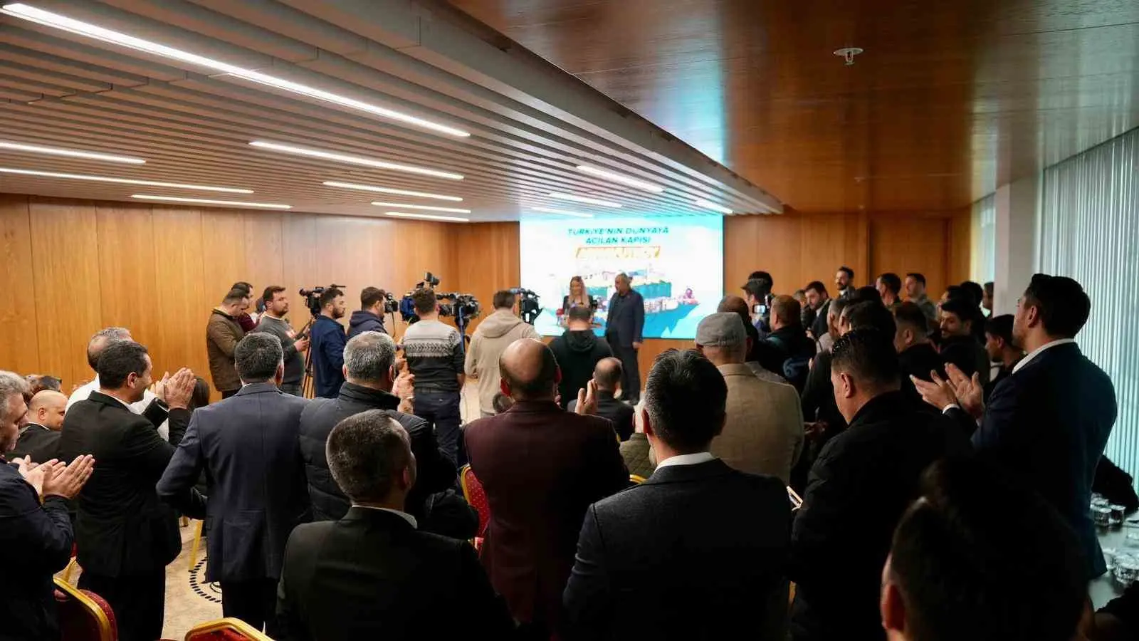 Arnavutköy Belediyesi’nde Cumhuriyet Halk Partisi (CHP) meclis üyeleri Ercan Duman