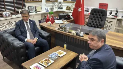 İzmir Büyükşehir Belediye Başkanı Cemil Tugay, İzmir’de büyükşehir belediyesi işçilerinin