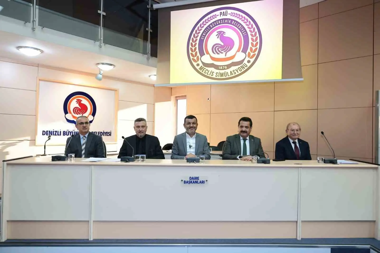 Denizli Büyükşehir Belediyesi Kent Konseyi’nde gençlerin meclis salonunda yaptığı bahis