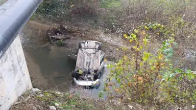 Bursa’nın İnegöl ilçesinde meydana gelen kazada otomobil dereye uçtu; sürücüsü