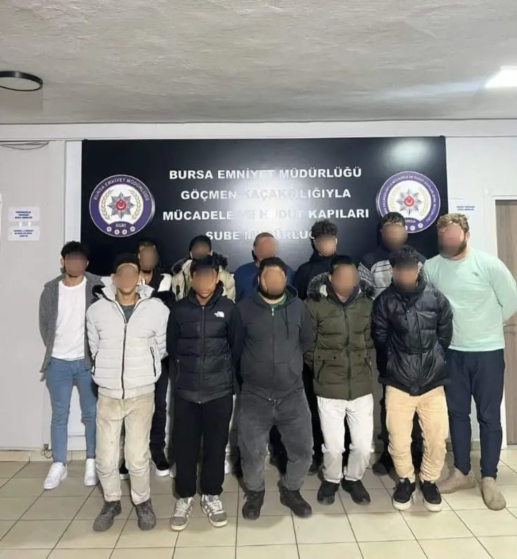 Bursa Emniyet Müdürlüğü ekipleri, göçmen kaçakçılığıyla mücadele kapsamında Yıldırım ilçesinde