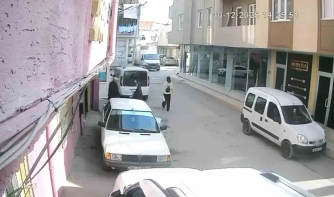 Bursa’da ekmek kamyonetinin arka kapısını açık unutan sürücüsü, yanından geçtiği