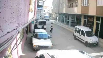 Bursa’da ekmek kamyonetinin arka kapısını açık unutan sürücüsü, yanından geçtiği