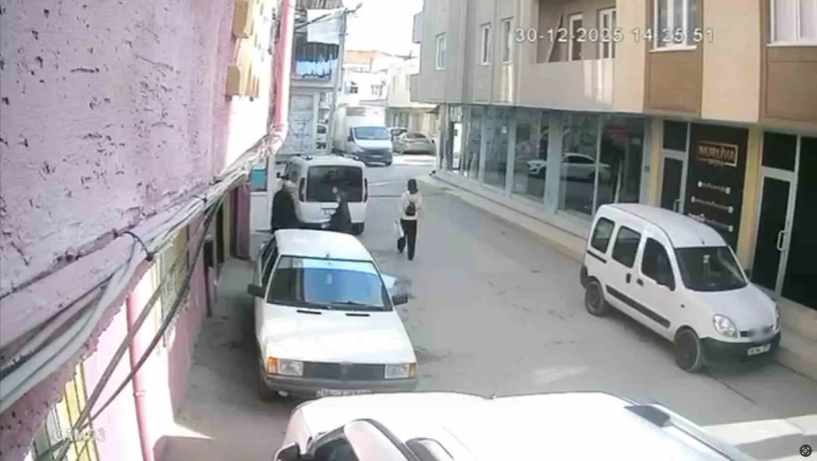 Bursa’da ekmek kamyonetinin arka kapısını açık unutan sürücüsü, yanından geçtiği