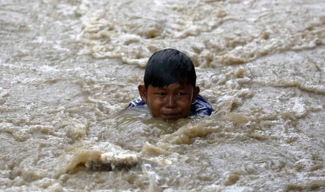 Endonezya’nın Sumatra Adası’nı vuran şiddetli yağışların yol açtığı sel ve