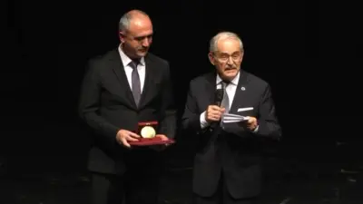 Eskişehir Büyükşehir Belediyesi’nin eski başkanı Yılmaz Büyükerşen, aktif siyaseti bıraktığını