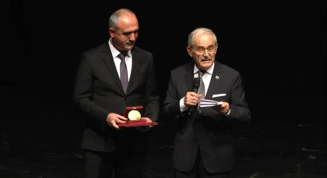 Eskişehir Büyükşehir Belediyesi’nin eski başkanı Yılmaz Büyükerşen, aktif siyaseti bıraktığını