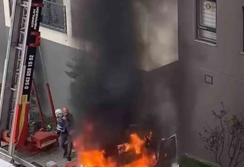 Bursa’nın Osmangazi ilçesinde ev taşıma sırasında kullanılan vinç aniden alev