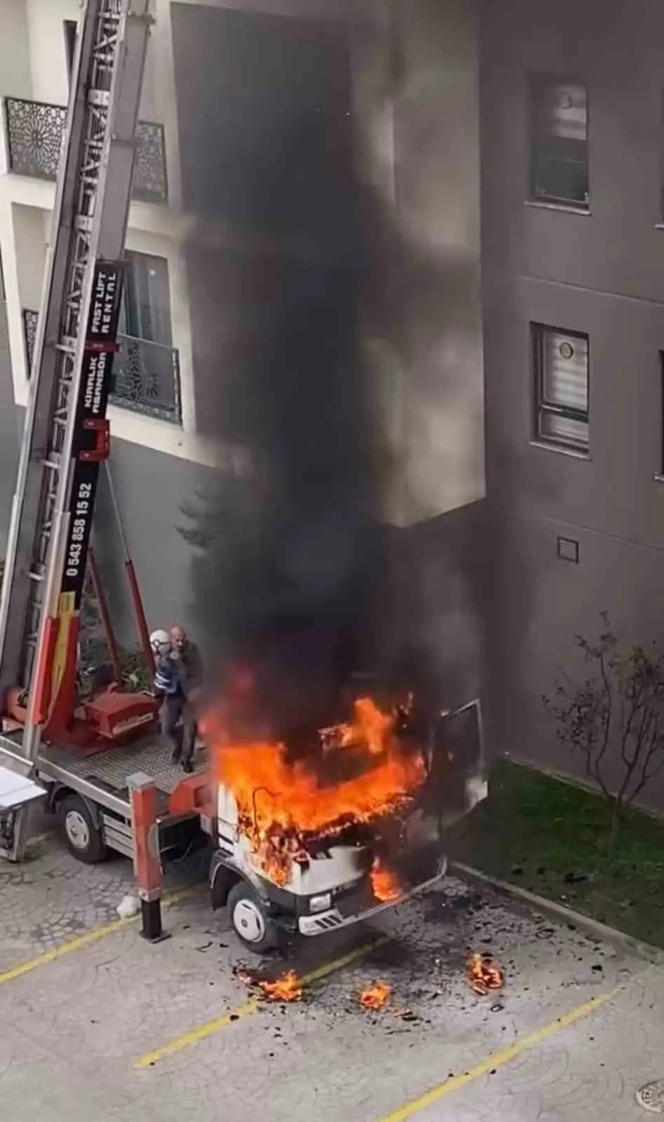 Bursa’nın Osmangazi ilçesinde ev taşıma sırasında kullanılan vinç aniden alev