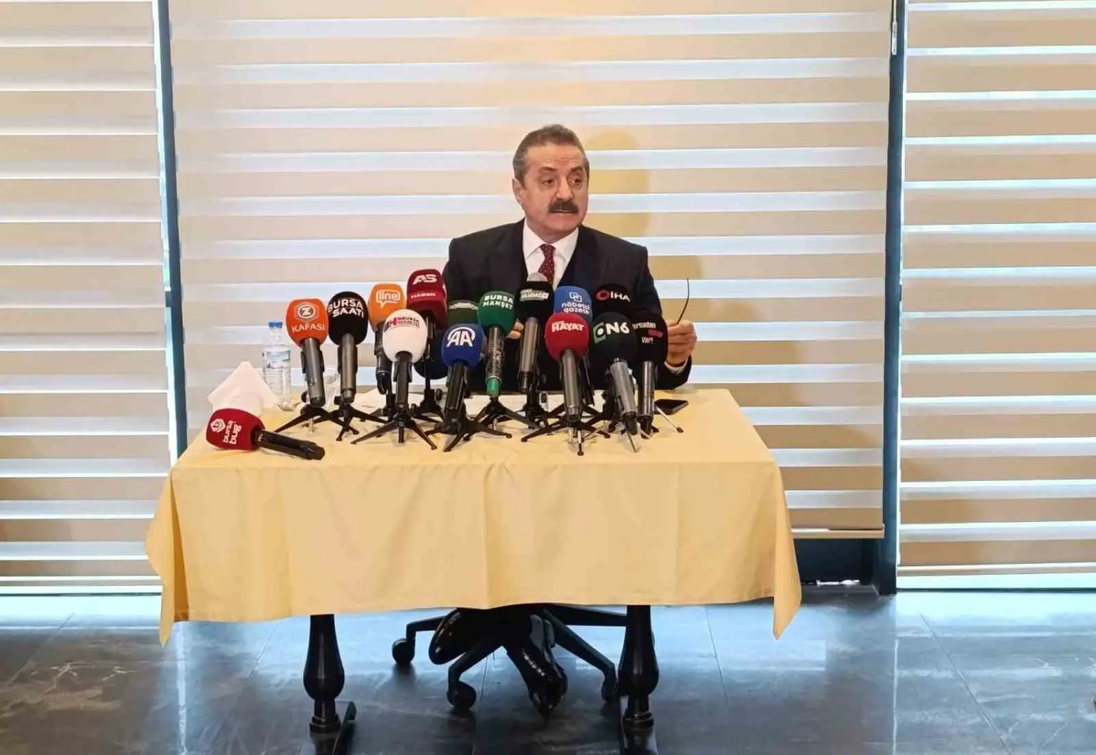 Eski Devlet Bakanı ve AK Parti Artvin Milletvekili Faruk Çelik,
