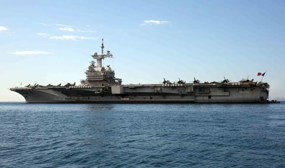 Fransa Cumhurbaşkanı Emmanuel Macron, Fransız donanmasının yakında emekliye ayıracağı Charles