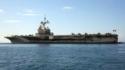 Fransa Cumhurbaşkanı Emmanuel Macron, Fransız donanmasının yakında emekliye ayıracağı Charles