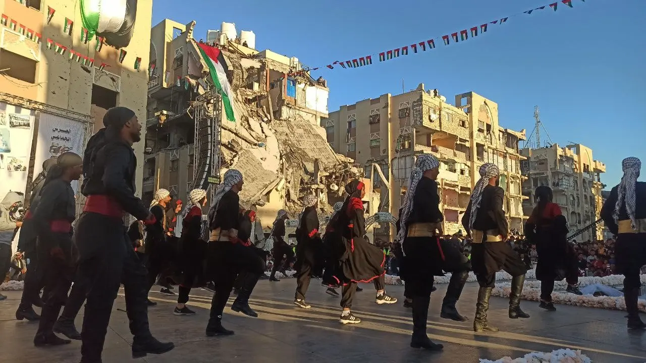 Gazze Şeridi’nde düzenlenen toplu nikah töreni ile 54 çift savaşın