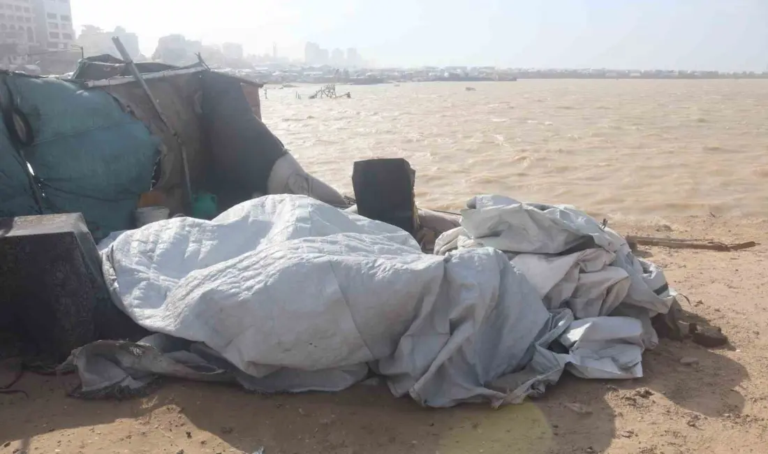 Gazze Şeridi’nde etkili olan şiddetli rüzgar ve sağanak yağış, İsrail