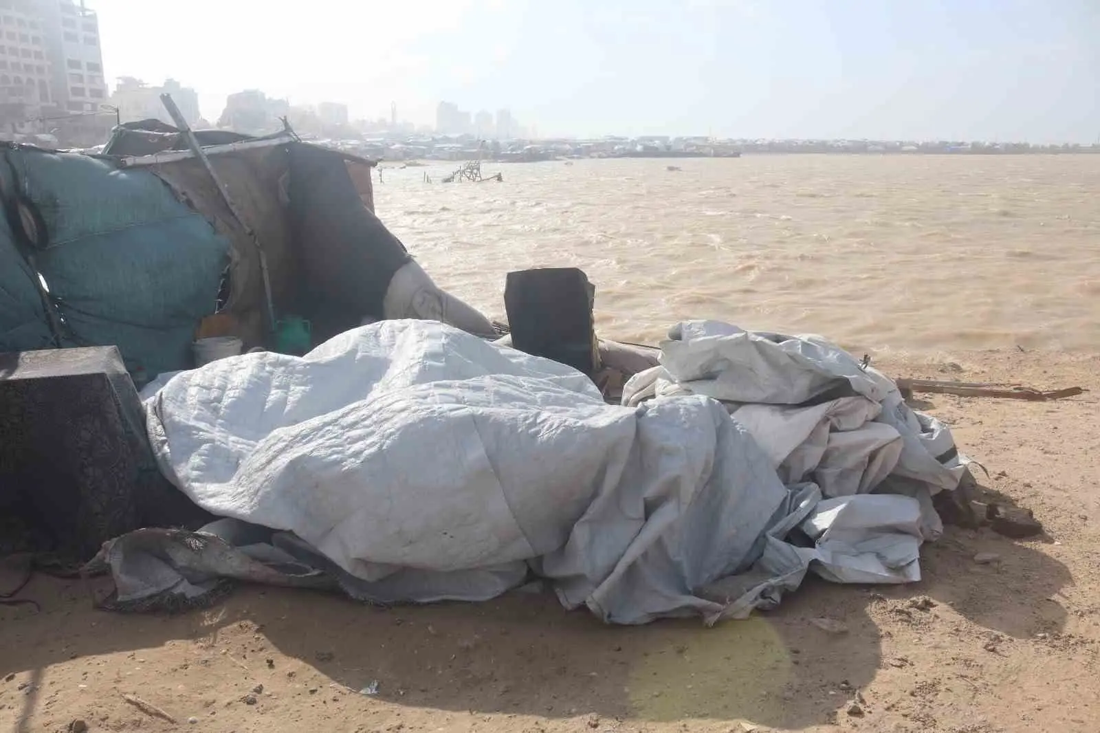 Gazze Şeridi’nde etkili olan şiddetli rüzgar ve sağanak yağış, İsrail