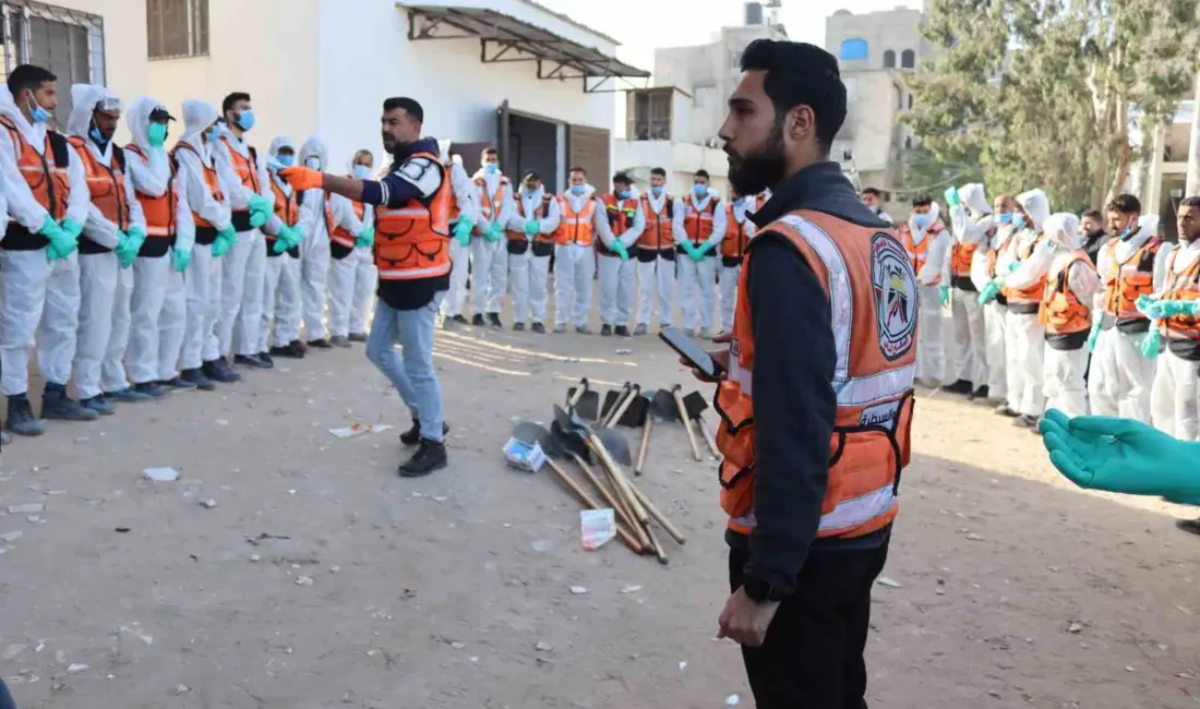 Gazze Şeridi’nde İsrail saldırıları nedeniyle Şifa Hastanesi’nin avlusuna toplu şekilde