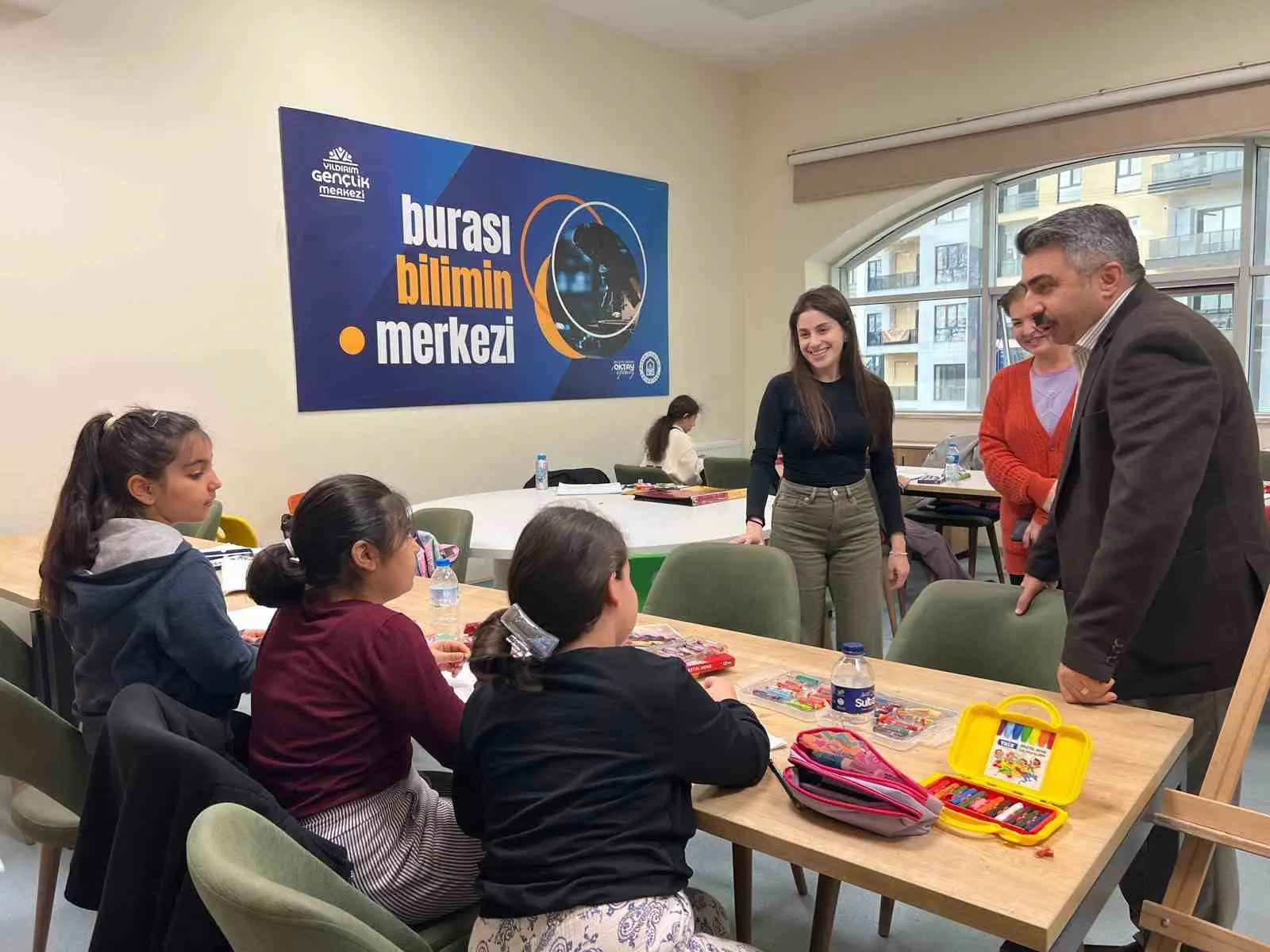 Karapınar Yıldırım Gençlik Merkezi’nde gençlerle bir araya gelen Yıldırım Belediye