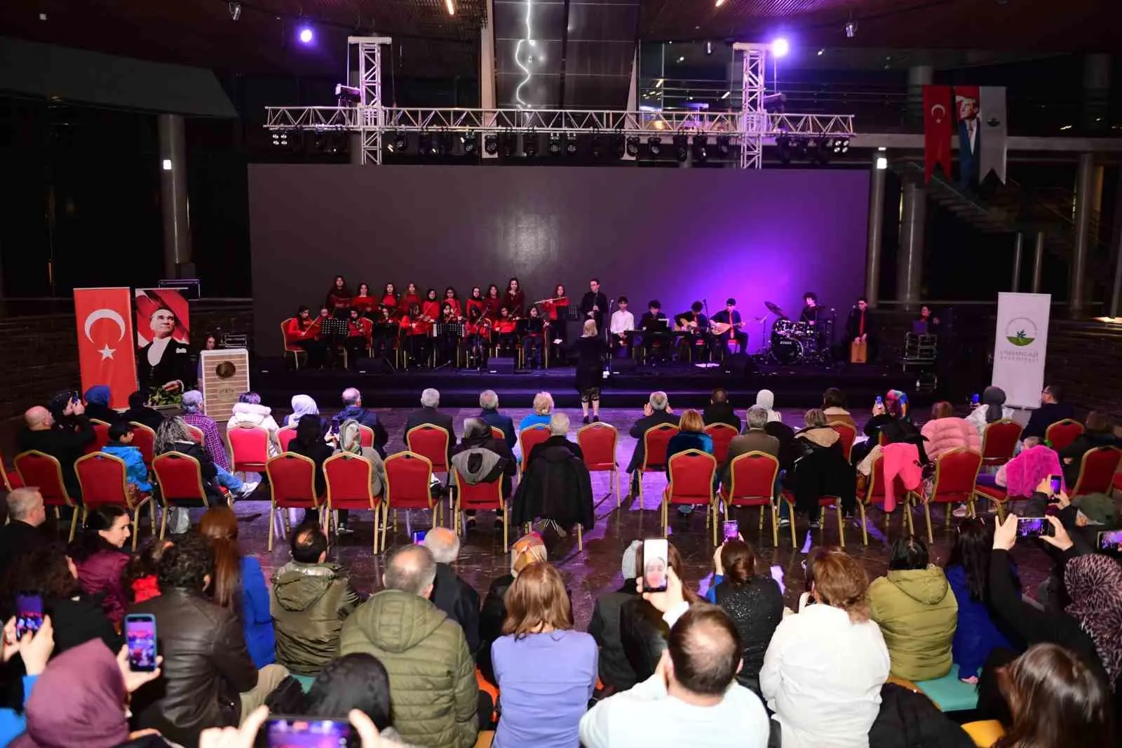 Kültür ve sanat faaliyetlerine büyük önem vererek, gelecek nesillere ışık