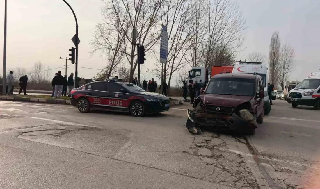 Bursa’nın İnegöl ilçesinde 2 hafif ticari aracın çarpışması sonucu, 3’ü
