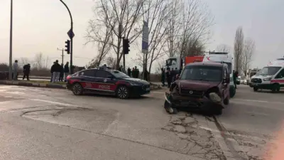 Bursa’nın İnegöl ilçesinde 2 hafif ticari aracın çarpışması sonucu, 3’ü