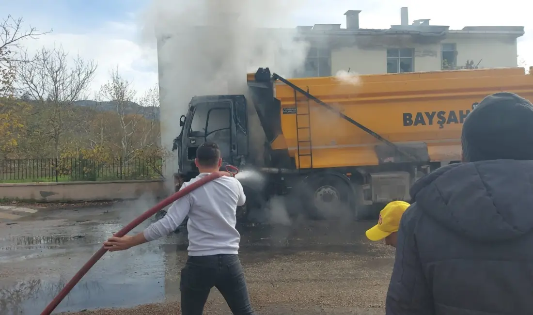 Bursa’da hareket halindeki hafriyat kamyonu alev topuna döndü. İtfaiye ekiplerinin