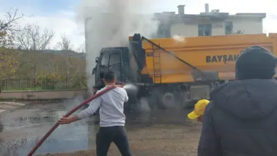 Bursa’da hareket halindeki hafriyat kamyonu alev topuna döndü. İtfaiye ekiplerinin
