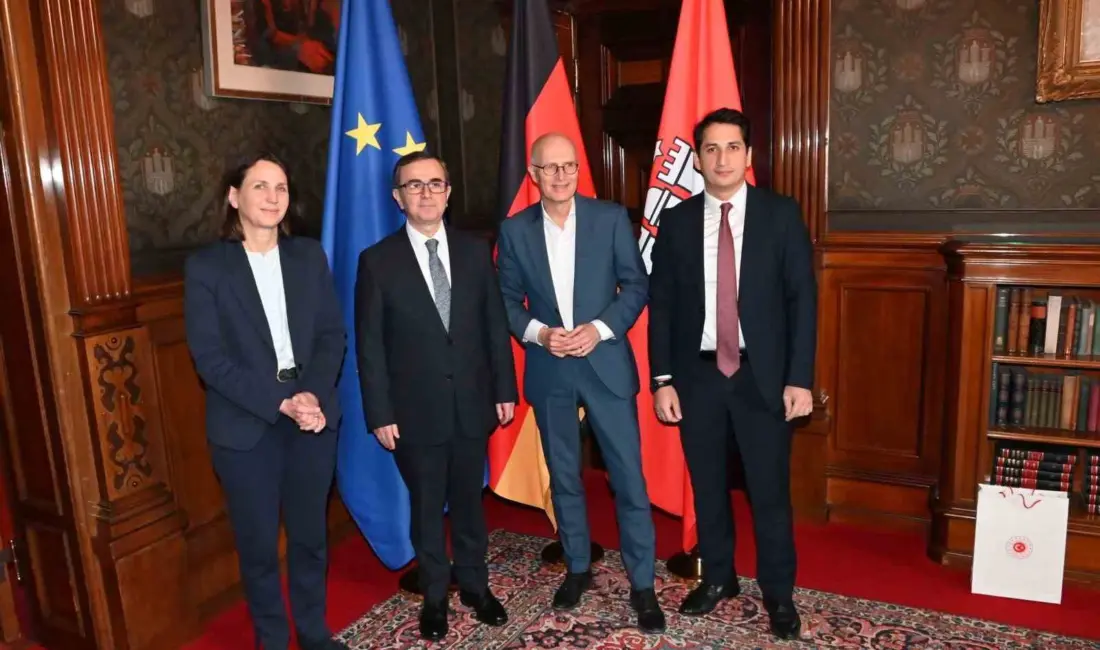 Türkiye’nin Hamburg Başkonsolosu Berati Alver’in göreve başladığına ilişkin kabul belgesini