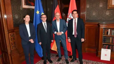 Türkiye’nin Hamburg Başkonsolosu Berati Alver’in göreve başladığına ilişkin kabul belgesini